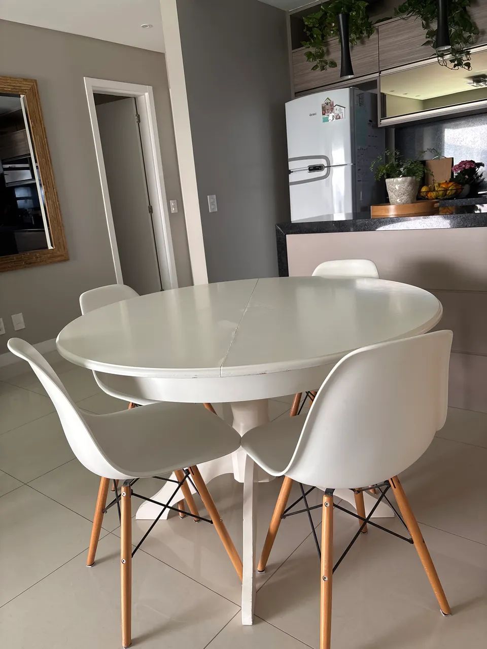 Mesa de madeira com 4 cadeira 