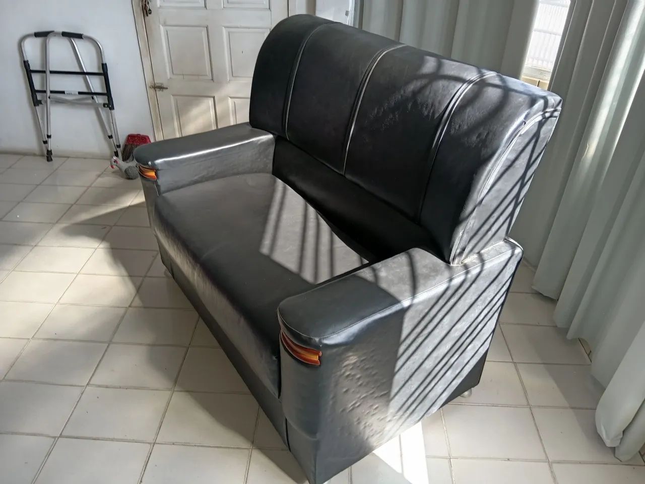 Vendo Sofá 2 lugares de Corino - Foto 3
