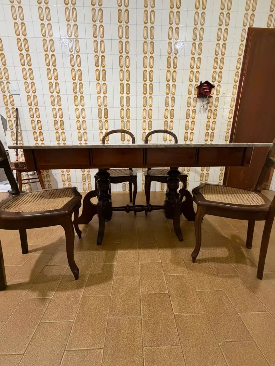 Vendo mesa com 4 cadeiras  - Foto 3