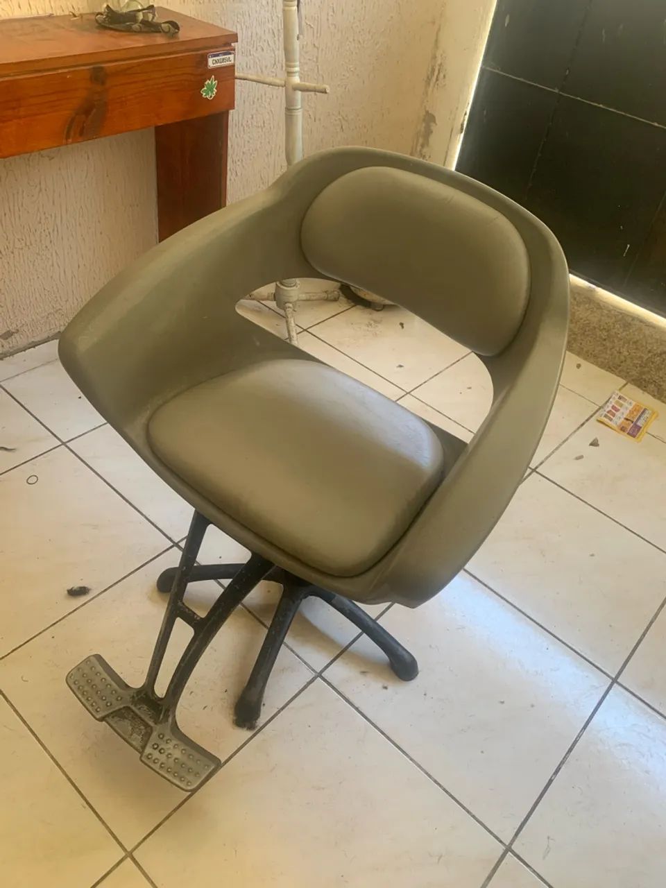 Vendo cadeira de barbeiro  - Foto 2