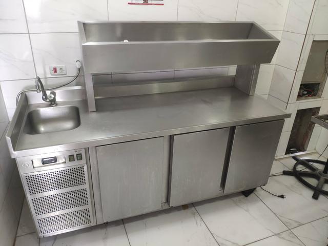 Mesa condimentadora refrigerada com pia - Foto 2