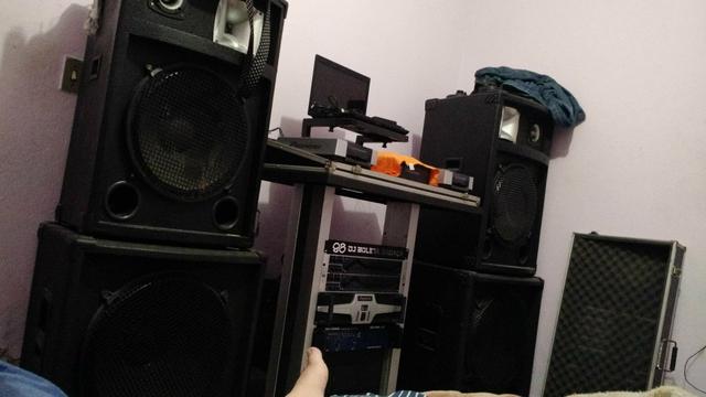 Som e mesa de DJ