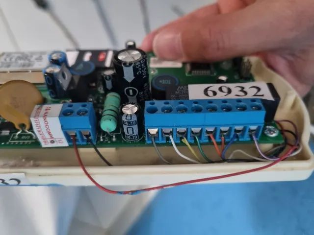 Sistema de alarme com sensores infravermelhos, teclado, central e sirenes - Foto 3