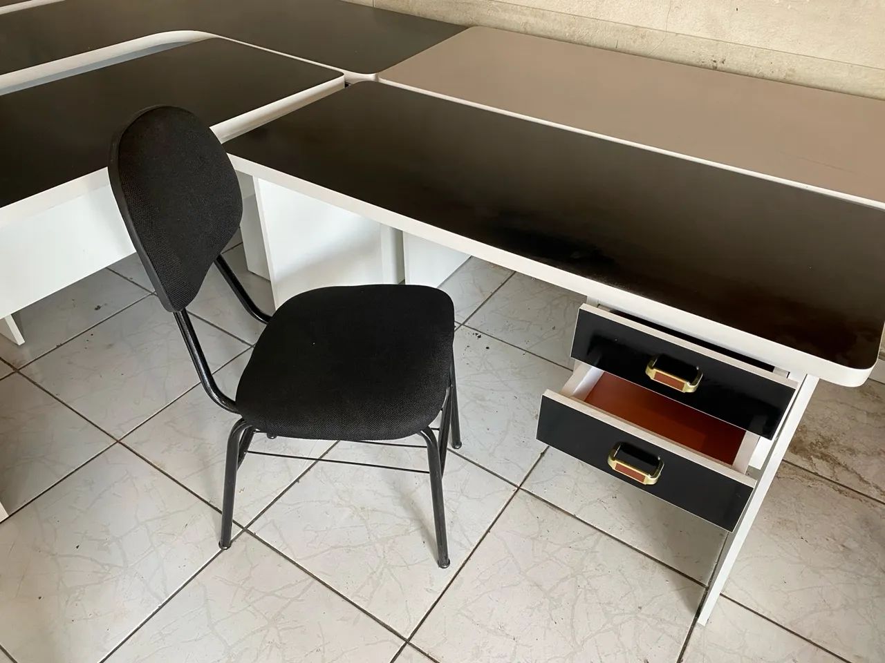 combo mesa com duas gavetas + cadeira fixa