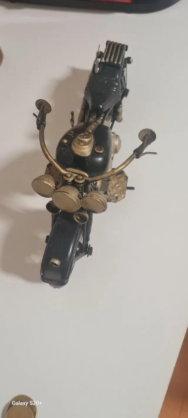 Motocicleta de metal e resina