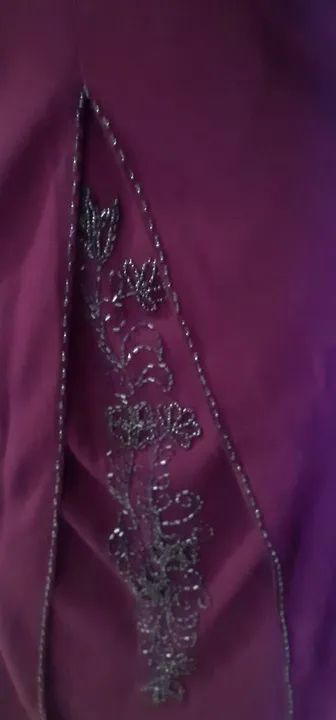 Magnífico Vestido Longo, cor Lilás com Cachecol, fenda e apliques, para Festas e Eventos.