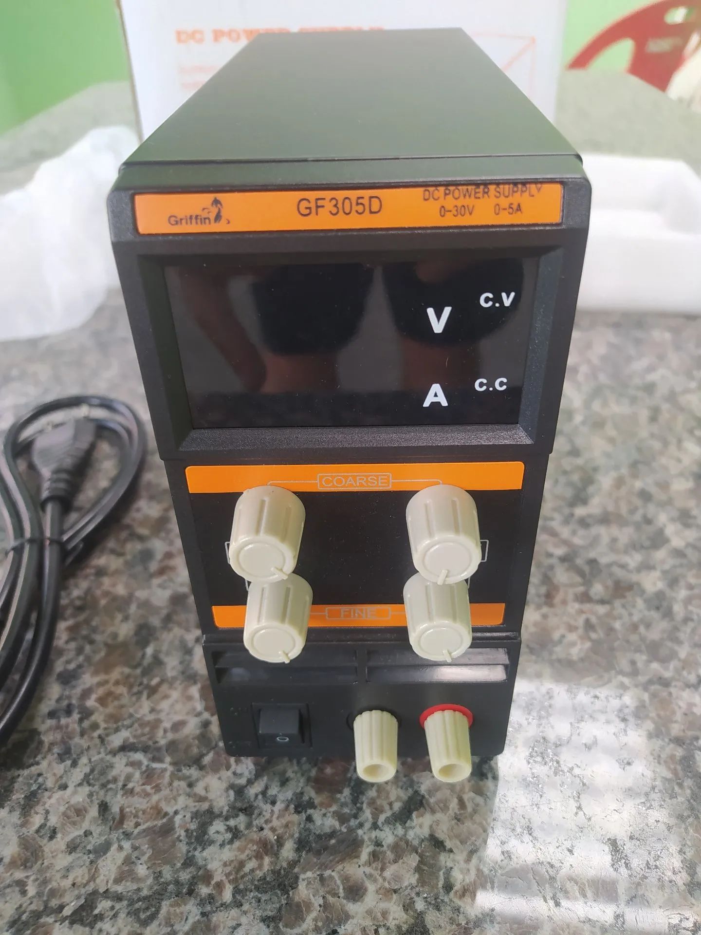Fonte de Alimentação DC GF305D - 0-30V 0-5A