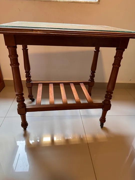Mesa de canto em madeira maciça 