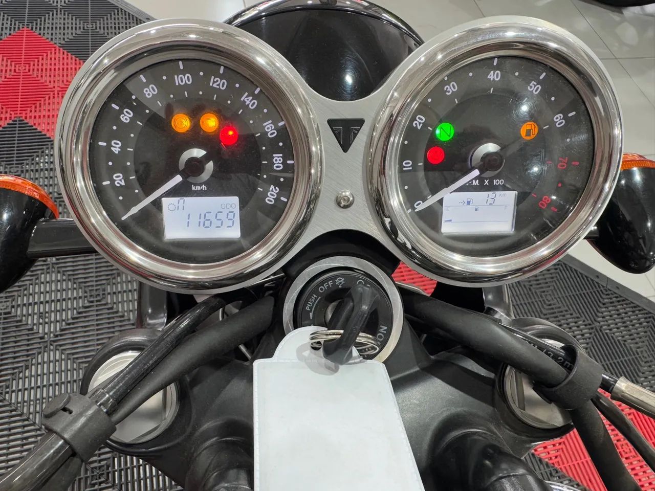 TRIUMPH BONNEVILLE  T100 ABS  - Foto 4