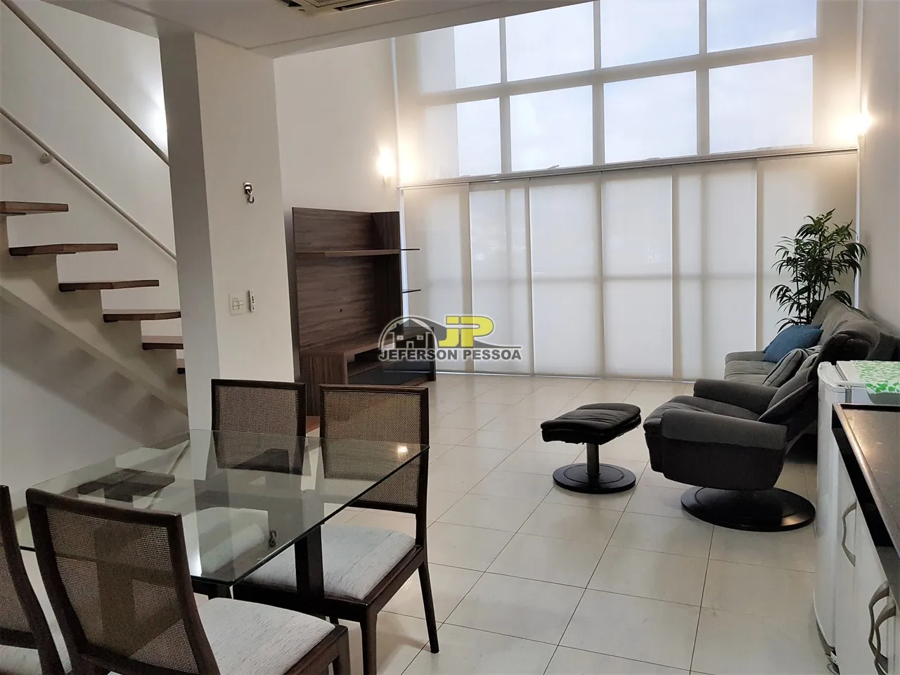 STUDIO COM PÉ DIREITO DUPLO ALTO PADRÃO MOBILIADO  COM 02 VAGAS EM SANTA LUCIA