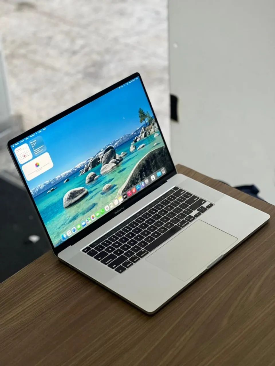 MacBook Pro 16 2019 i9 16gb ram 1TB SSD AMD Radeon Pro 5500M 4GB