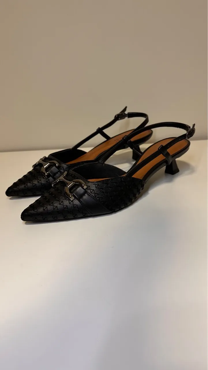 Scarpin Slingback de Couro Preto