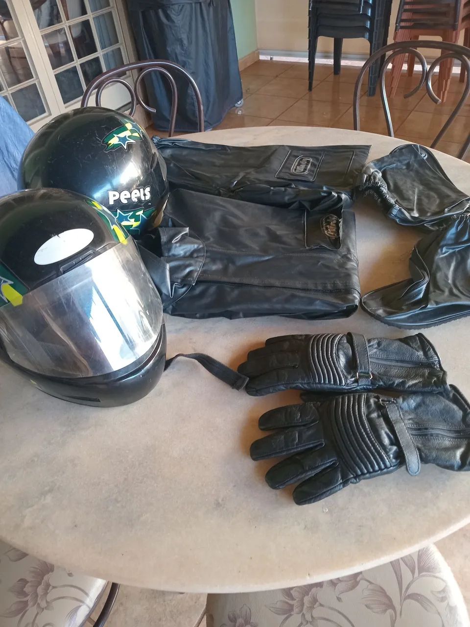 Capa completa, luva e capacete para motoqueiro .