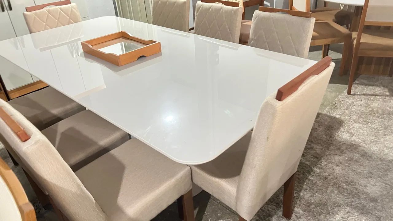 Mesa de Jantar madeira e acabamento laca Cadeiras - Foto 4