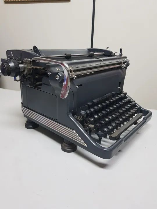 Máquina de escrever antiga - Foto 4