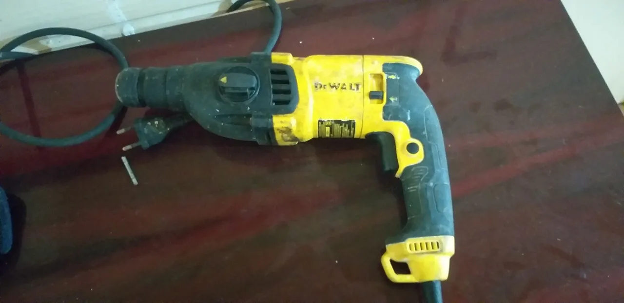 Furadeira DeWalt - Ferramenta para Construção