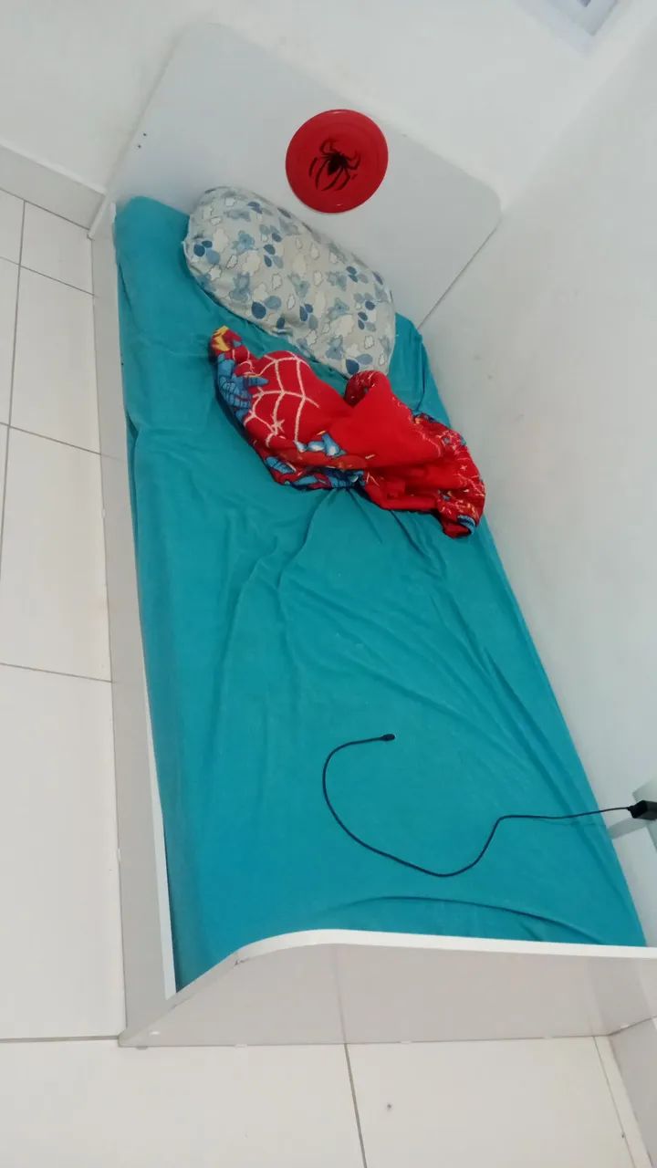 Cama solteiro com cabeceira branca