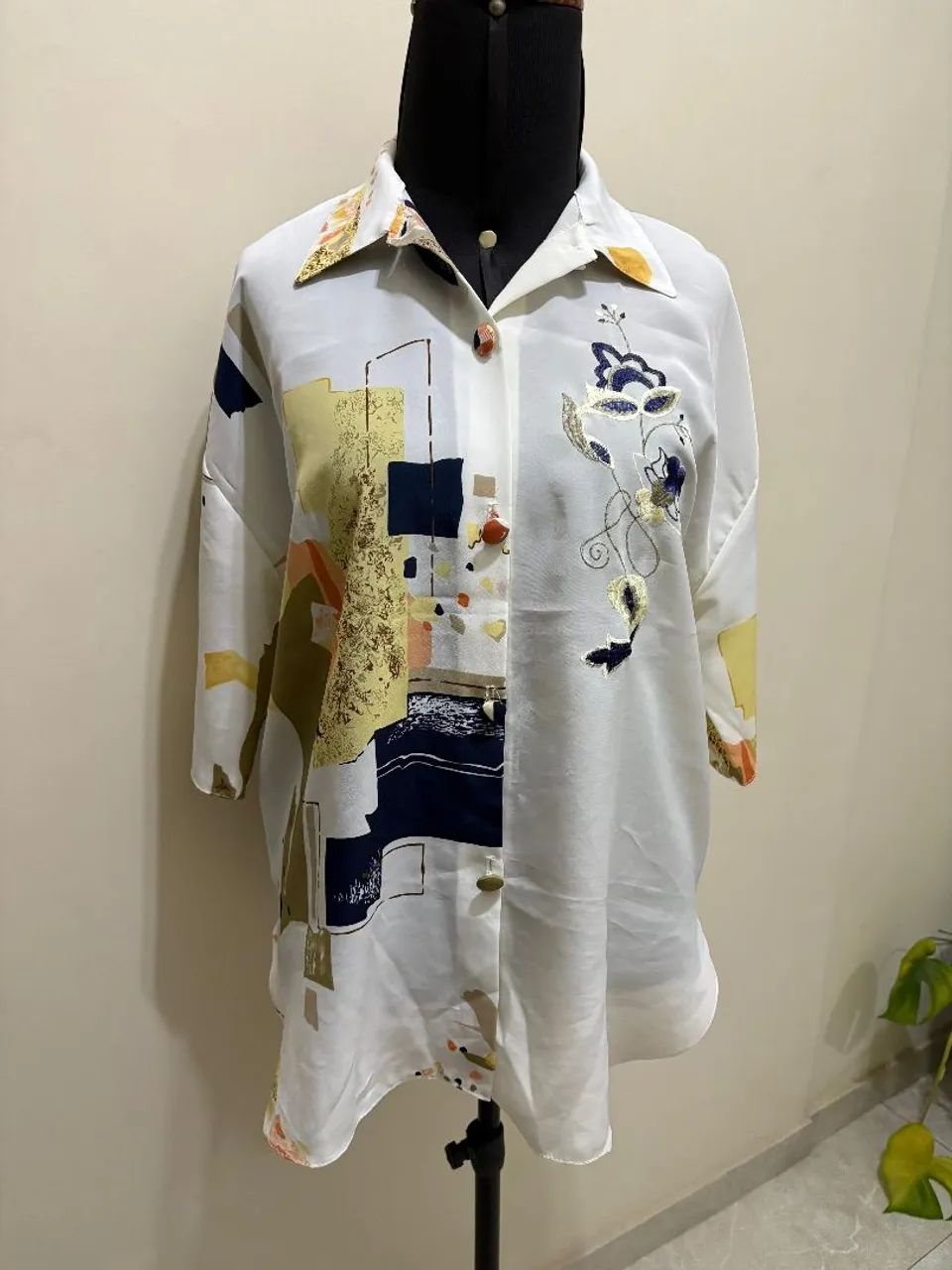 Camisa feminina estampada com detalhes florais