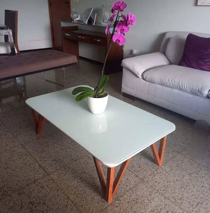 Mesa de centro em laca com vidro 