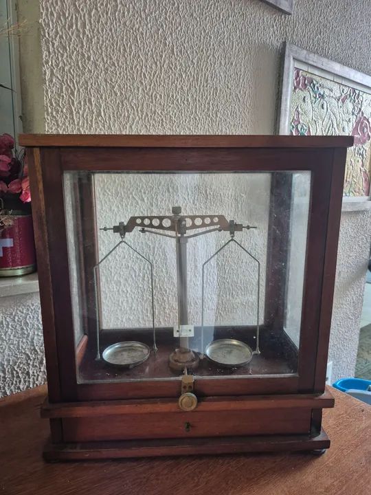 Balança de Precisão Antiga em Madeira