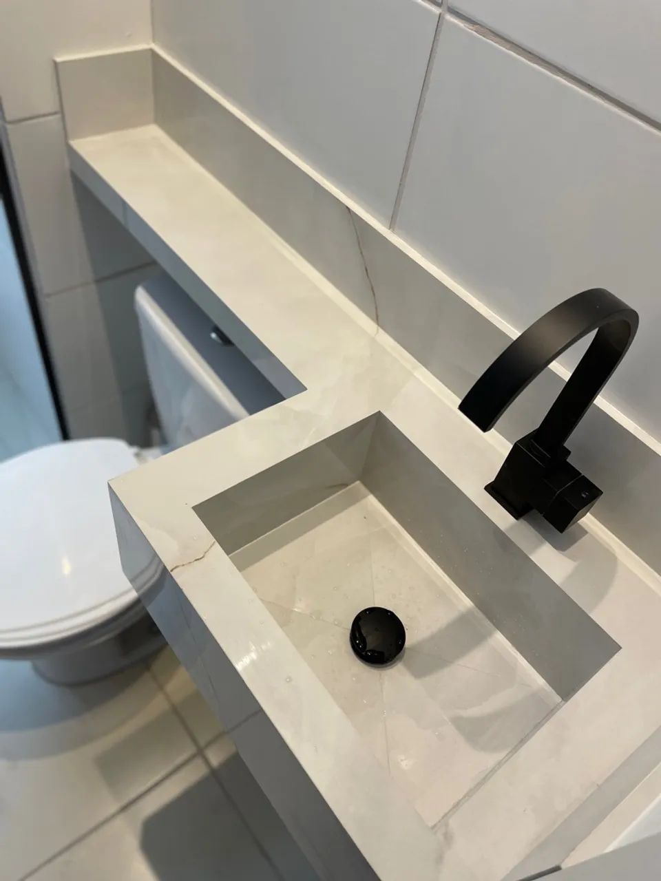 Cuba de banheiro moderna em material resistente