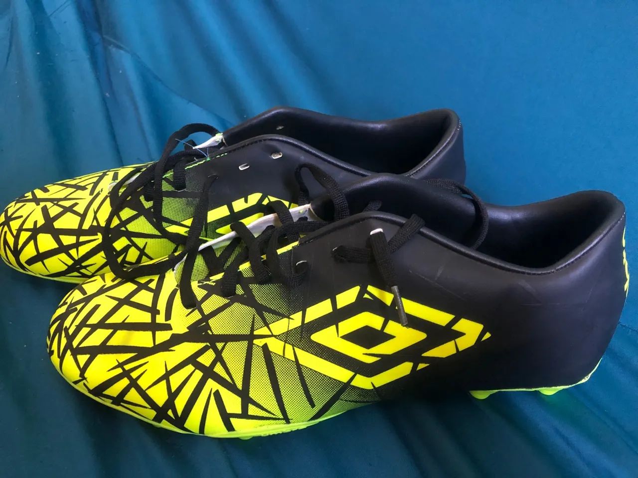 Chuteiras Umbro - Amarela e Preto - Foto 3