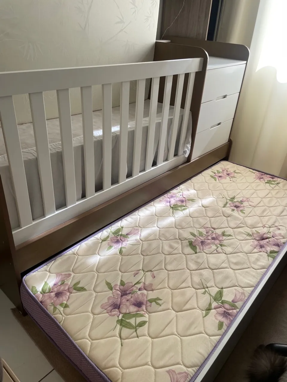 Berço com Cômoda Integrada e Cama Auxiliar