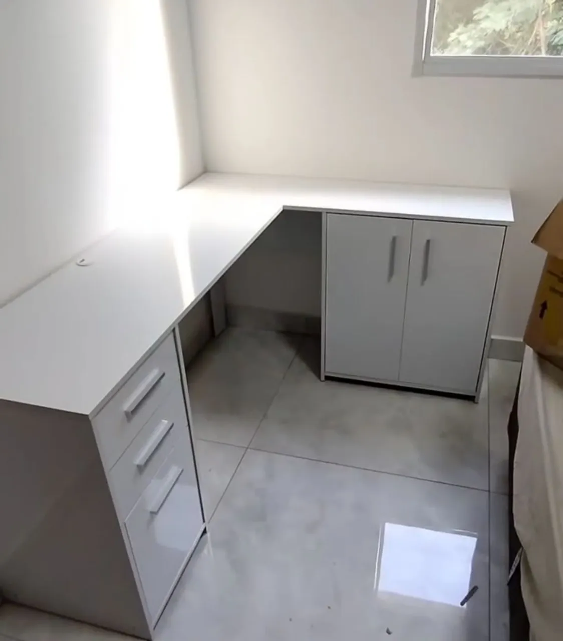 Mesa de escritório em L com gaveteiro e armário