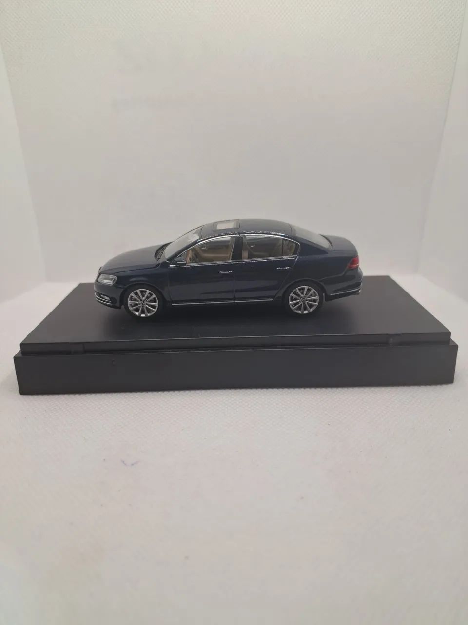 Miniatura Volkswagen Passat B7 - Escala 1/43 - Schuco - Hobbies e
