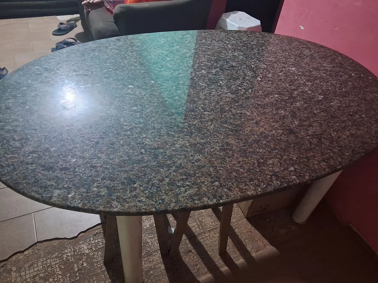 Mesa de granito oval