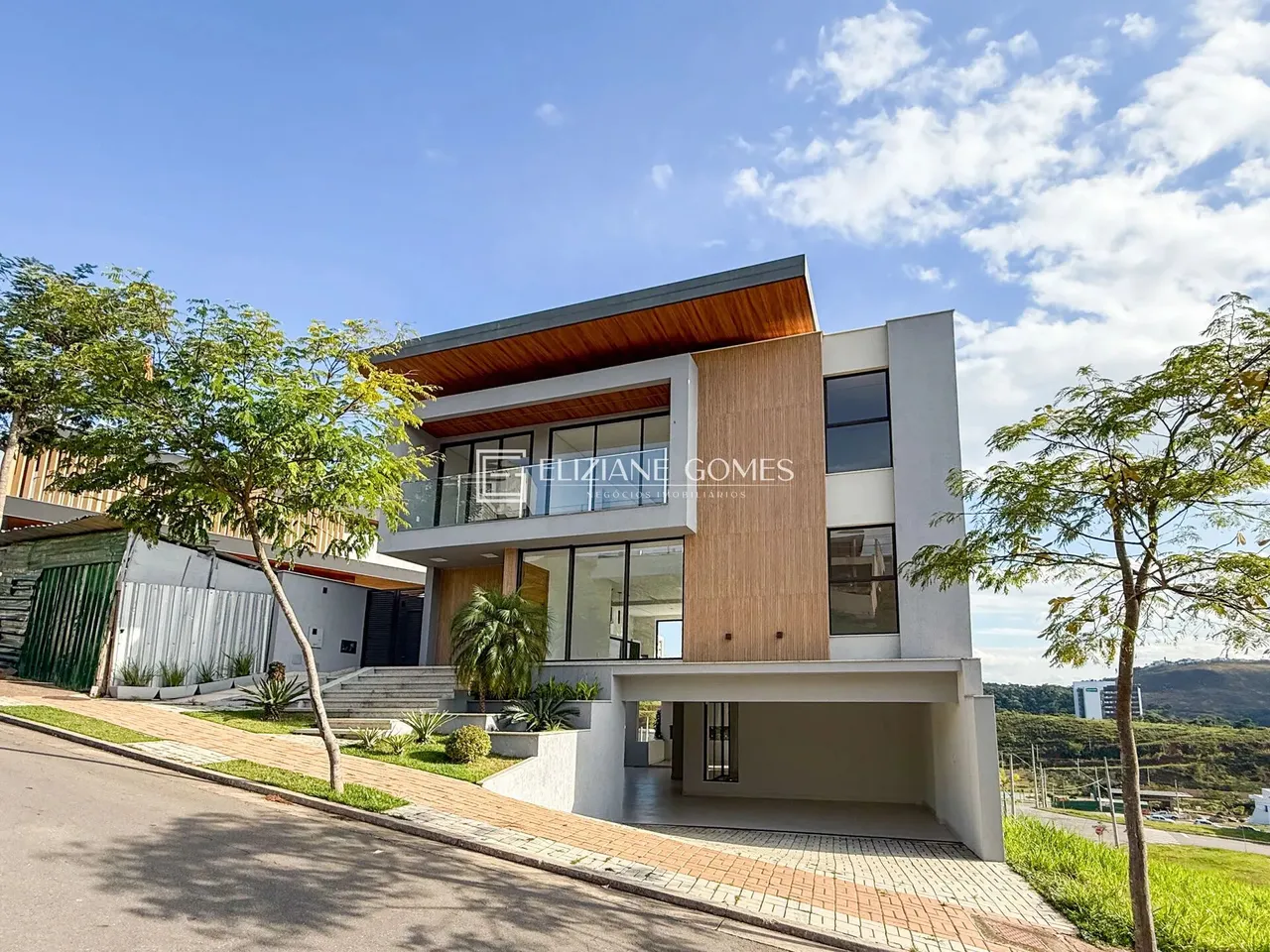 Casa de Alto Padrão à venda no Condomínio Estrela Alta em Juiz de Fora/MG.
