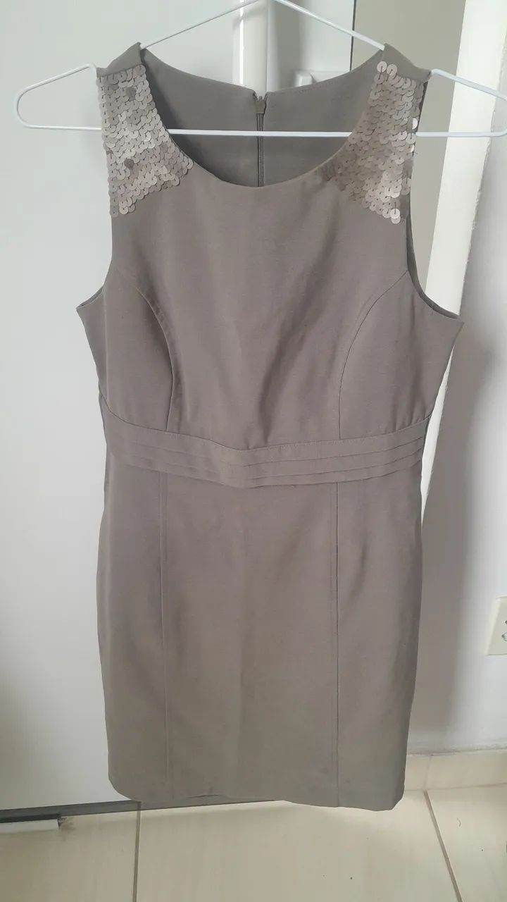Vestido cinza com detalhes