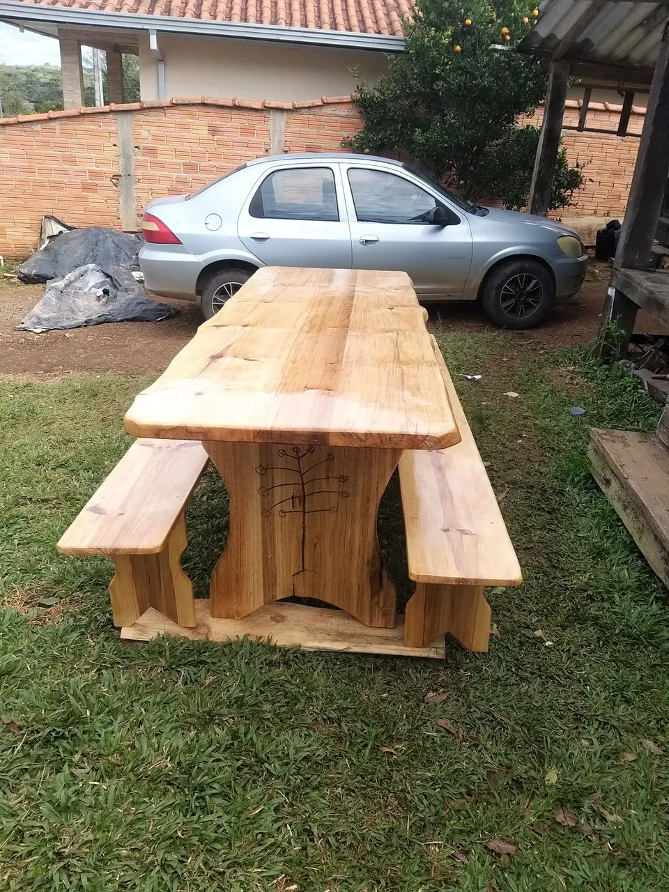 Mesa rústica de madeira com bancos
