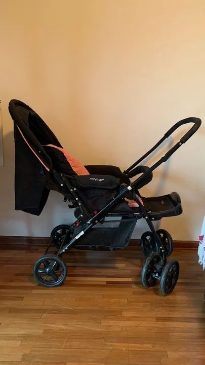 Carrinho de Bebê Reversível Voyage Rosa e Preto