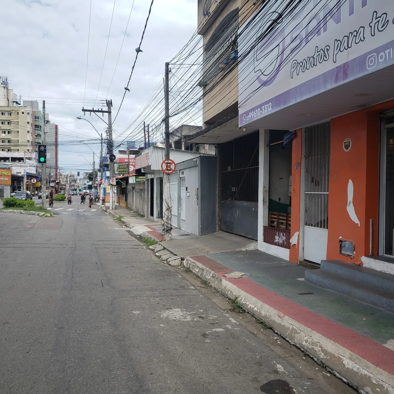 Aluga-se loja em Itapoã