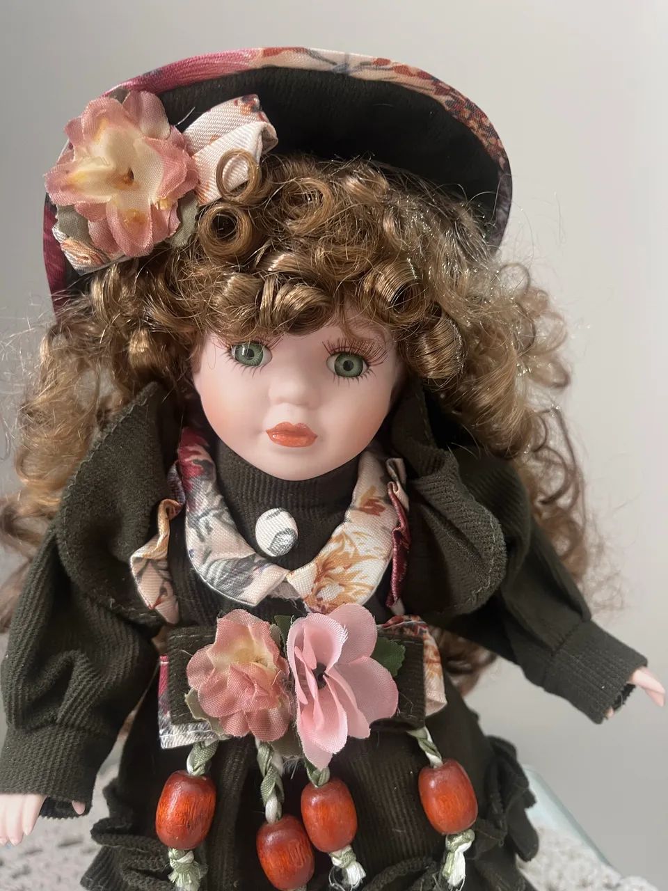 Boneca de porcelana sentada  - Foto 2