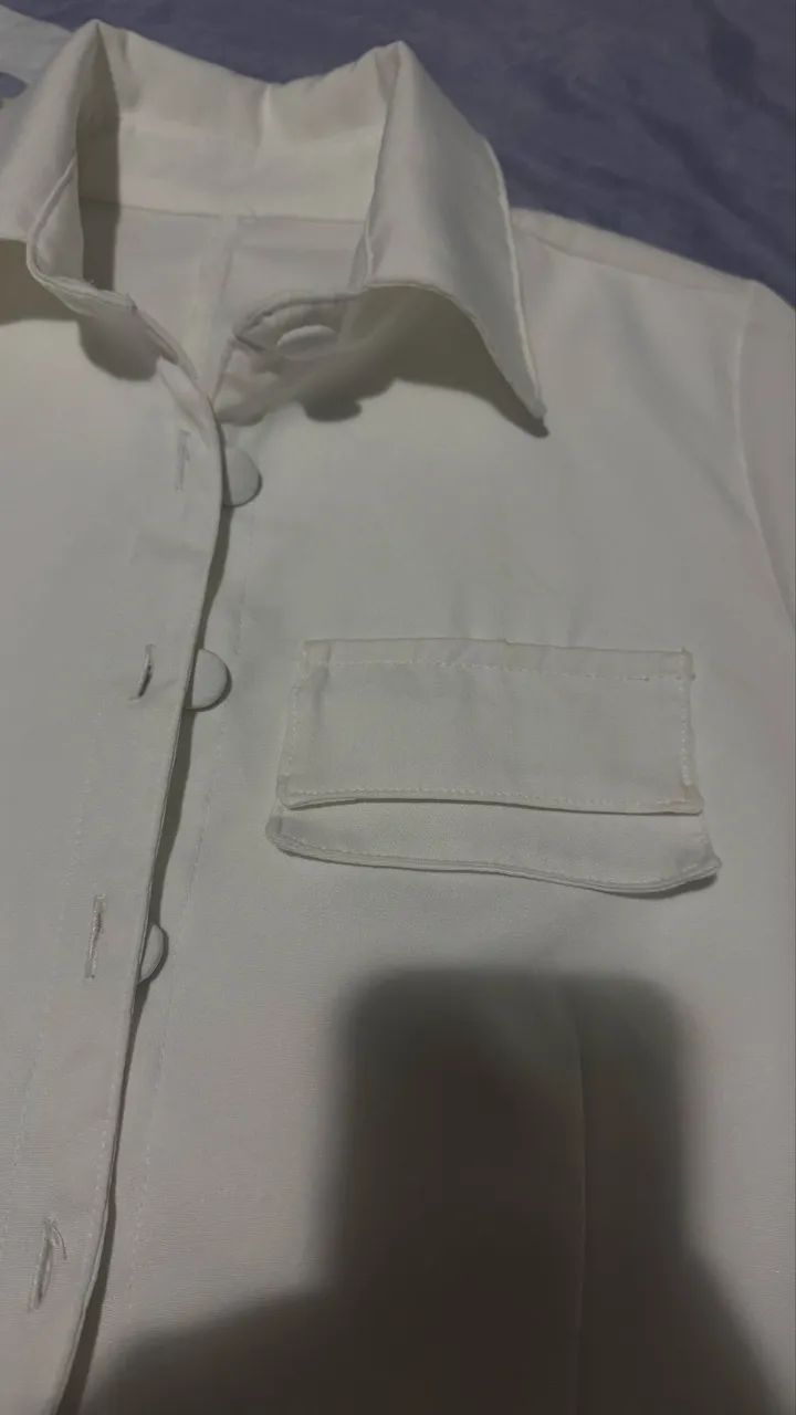 Blusa de botão branca - Foto 3