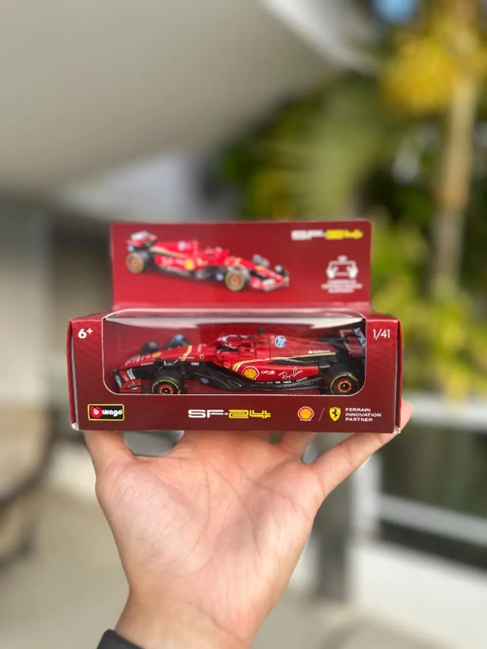 Shell Ferrari Legends Collection Ferrari F1 SF24 Shell Racing Legends Burago 1/41 Bluetooth Vermelho ...