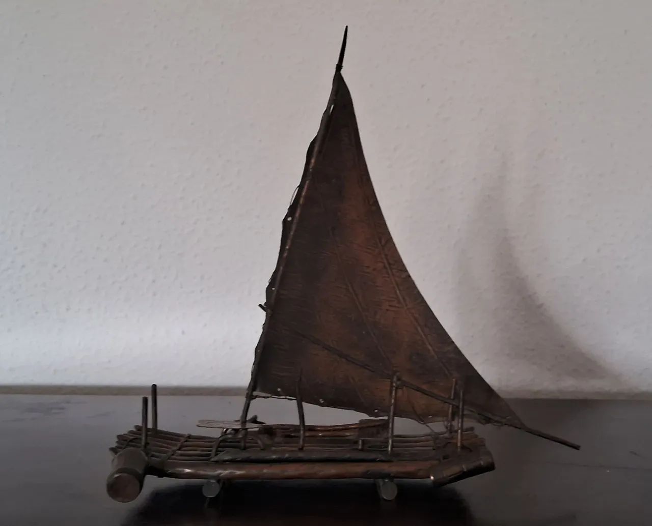 Barco de bronze para decoração