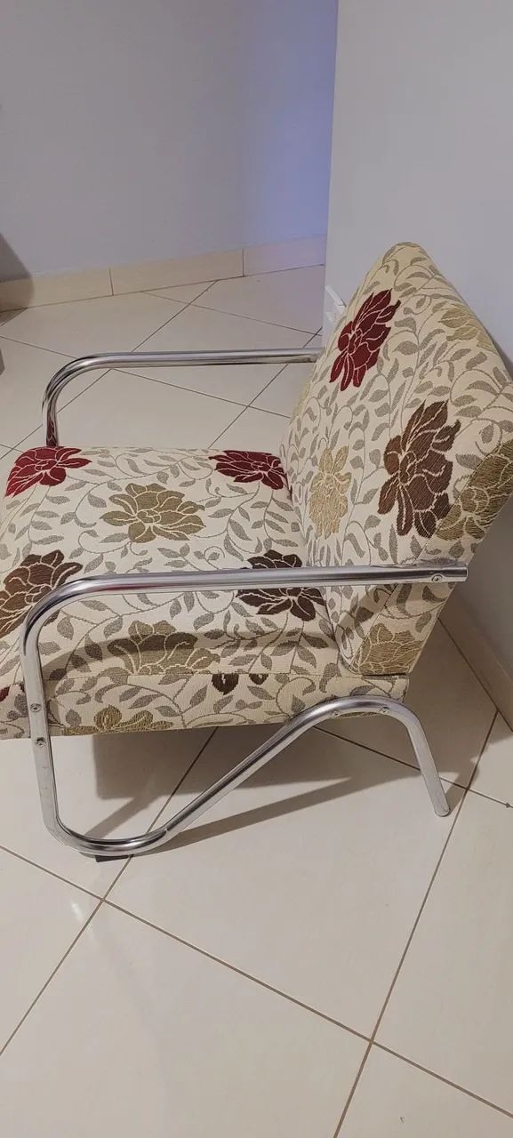 Poltrona com estrutura cromada e design floral - Foto 2