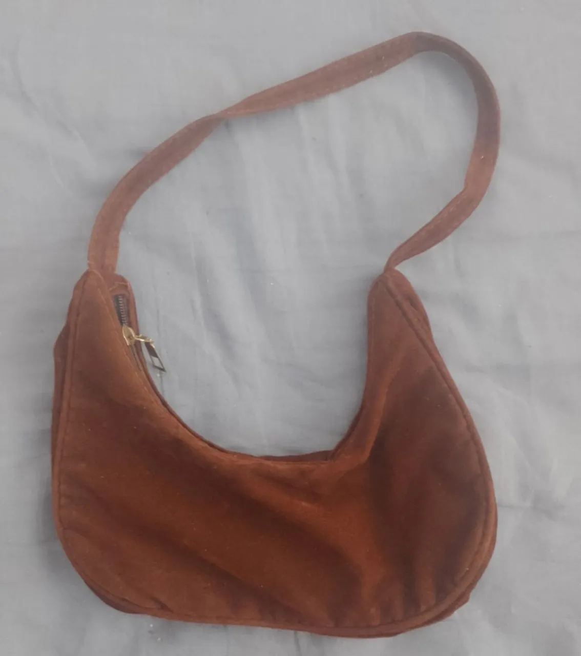 Bolsa de ombro marrom em camurça