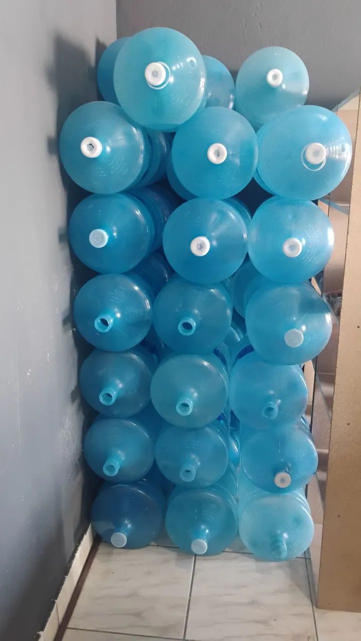 Vendo 40 garrafões Toya 