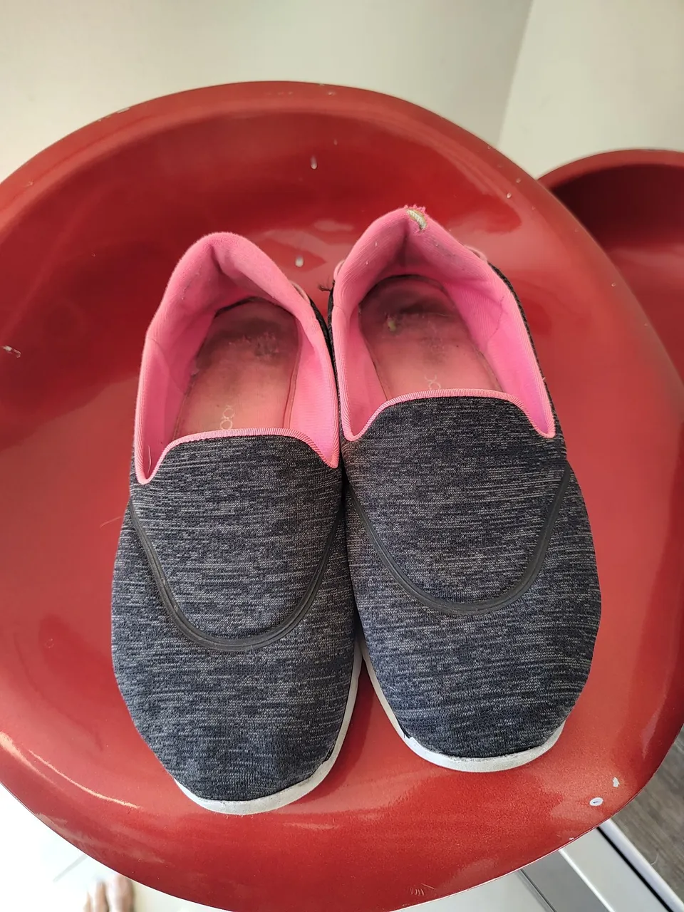 Tênis cinza com detalhes rosa
