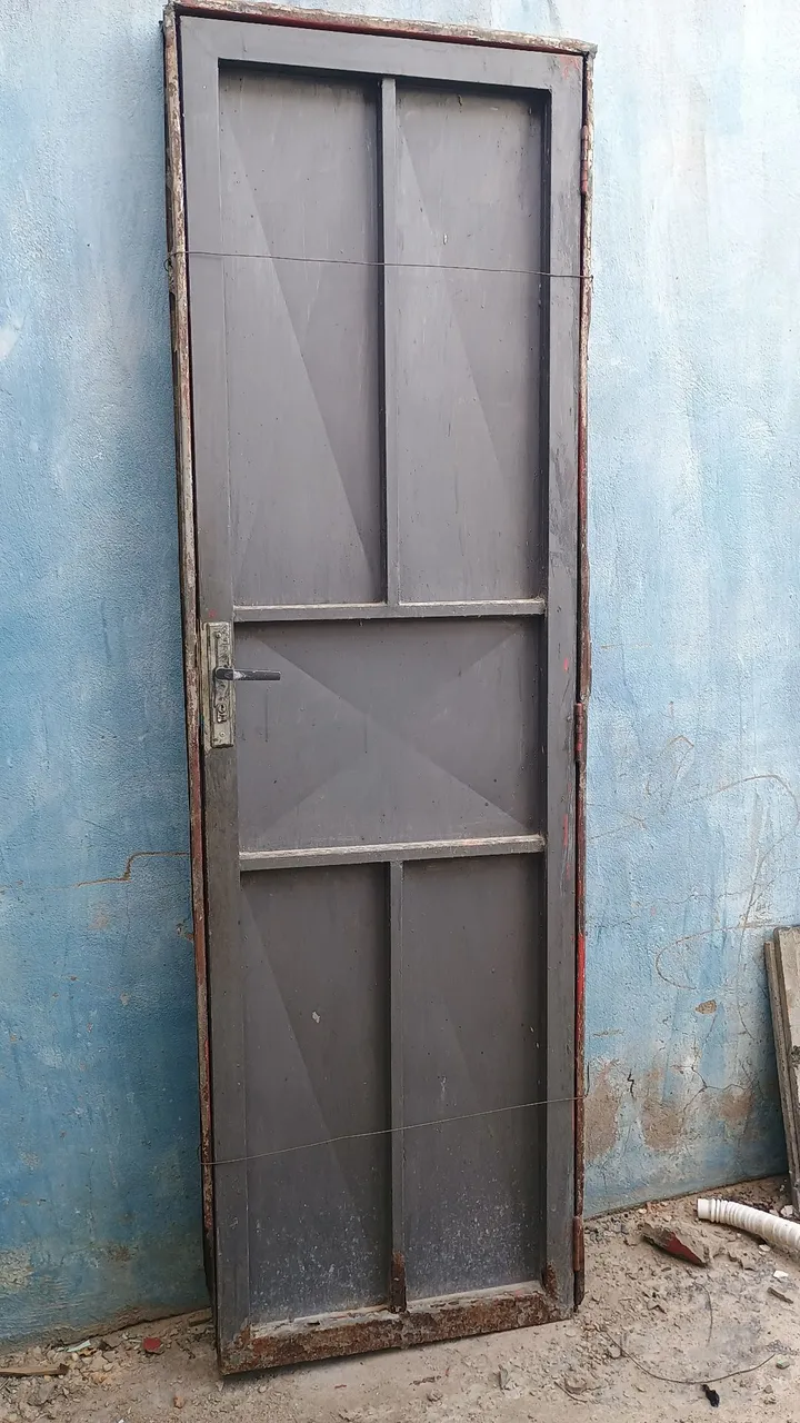 Porta de aço USADA BANHEIRO / 110 REAIS