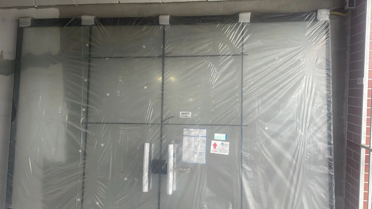 Porta de vidro temperado, nova, com moldura preta