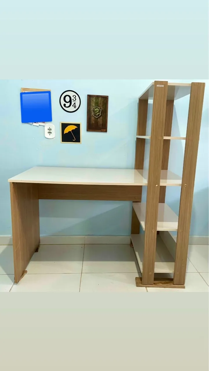 Mesa de escritório/estudo com estante