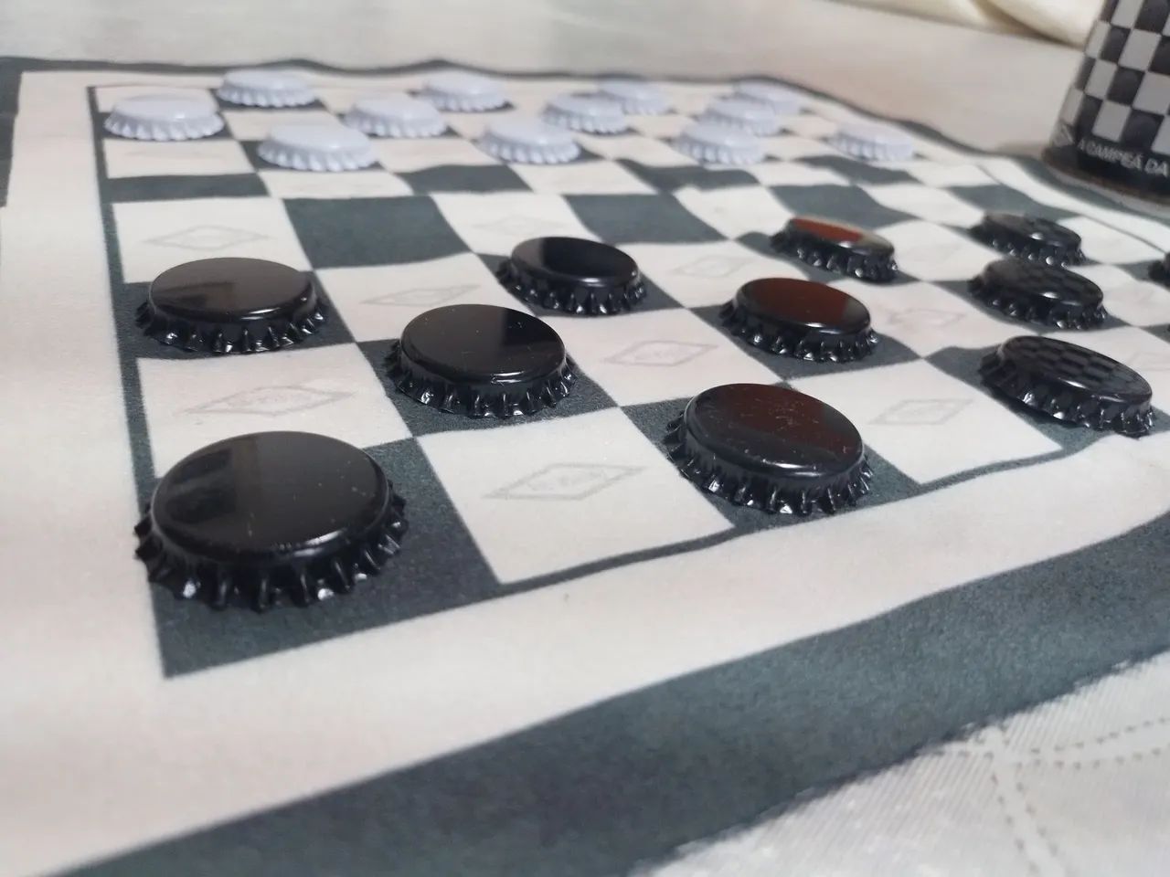 Jogo de damas com peças de tampinhas  - Foto 2