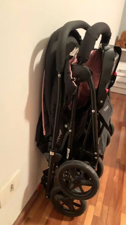 Carrinho de Bebê Reversível Voyage Rosa e Preto - Foto 4