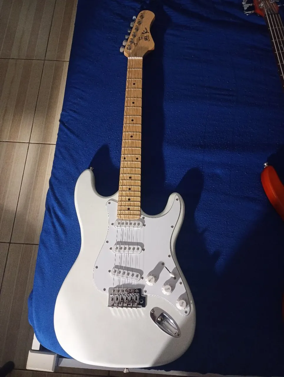 Guitarra Konig Stratocaster Branca Verniz