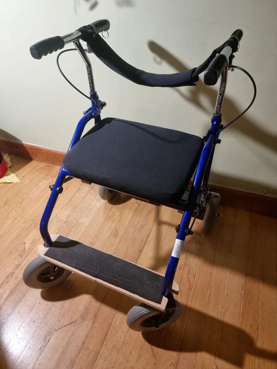 Andador com assento e freio, produto perfeito de excelente qualidade